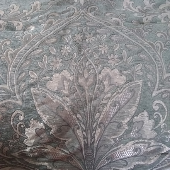 Croscill Queen size Bedding Set- Gabijel - Picture 3 of 5